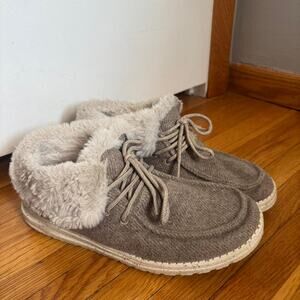 HEY DUDE Britt Boot Sherpa lined Size 8